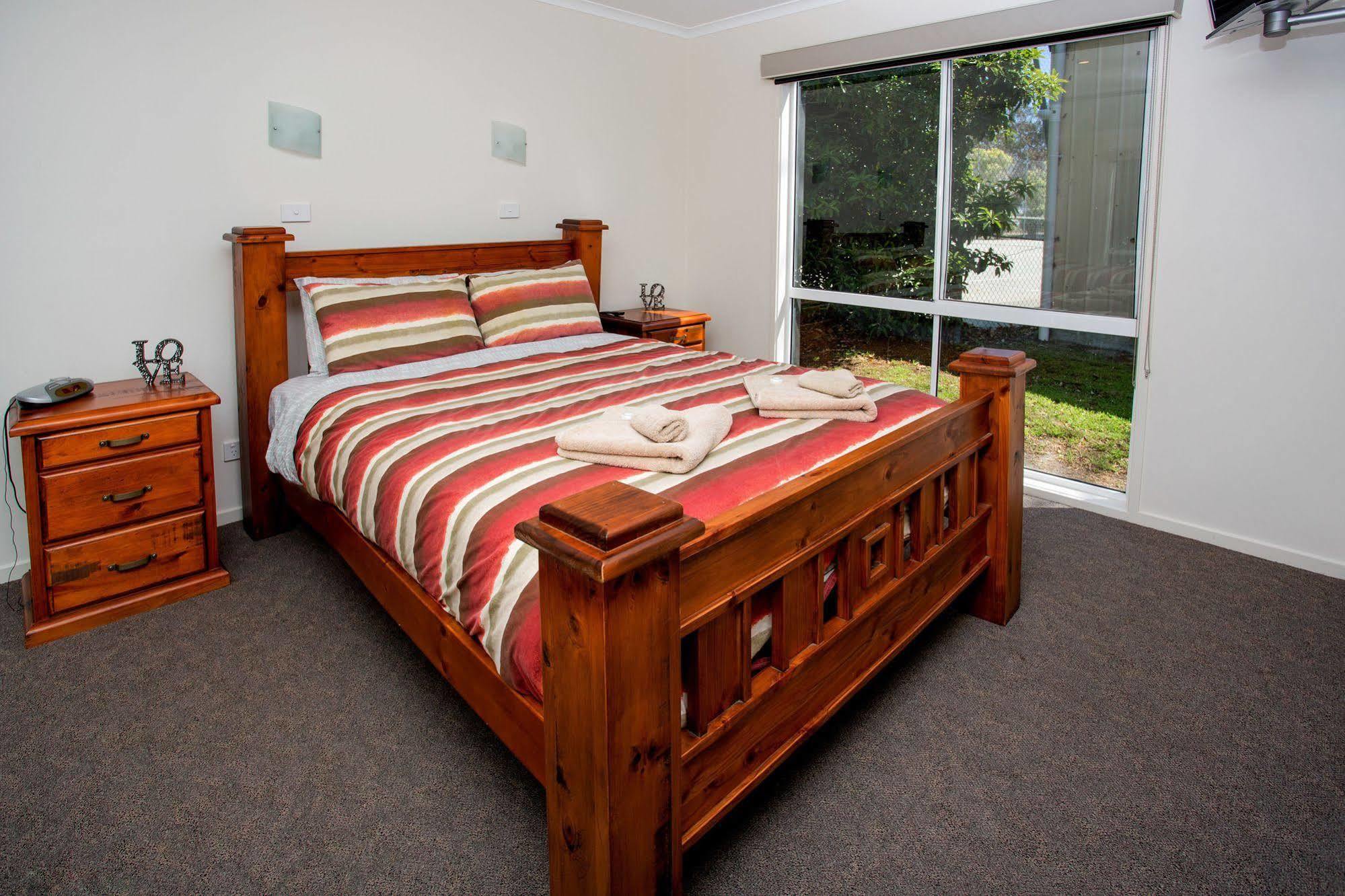 Big4 Whiters Holiday Village Lakes Entrance Exterior photo